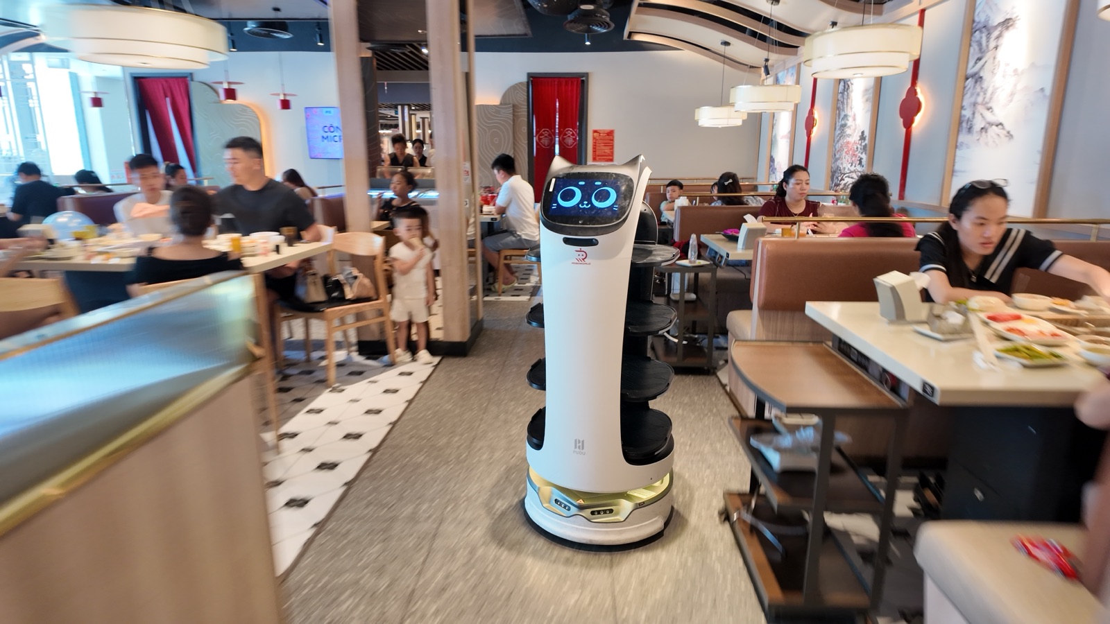 Robot phục vụ BellaBot của Roboworld bưng bê món ăn trong nhà hàng