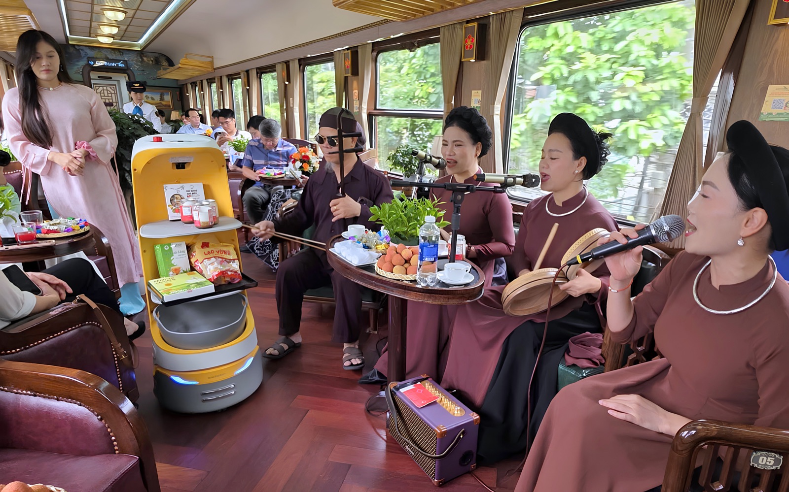 Robot phục vụ 