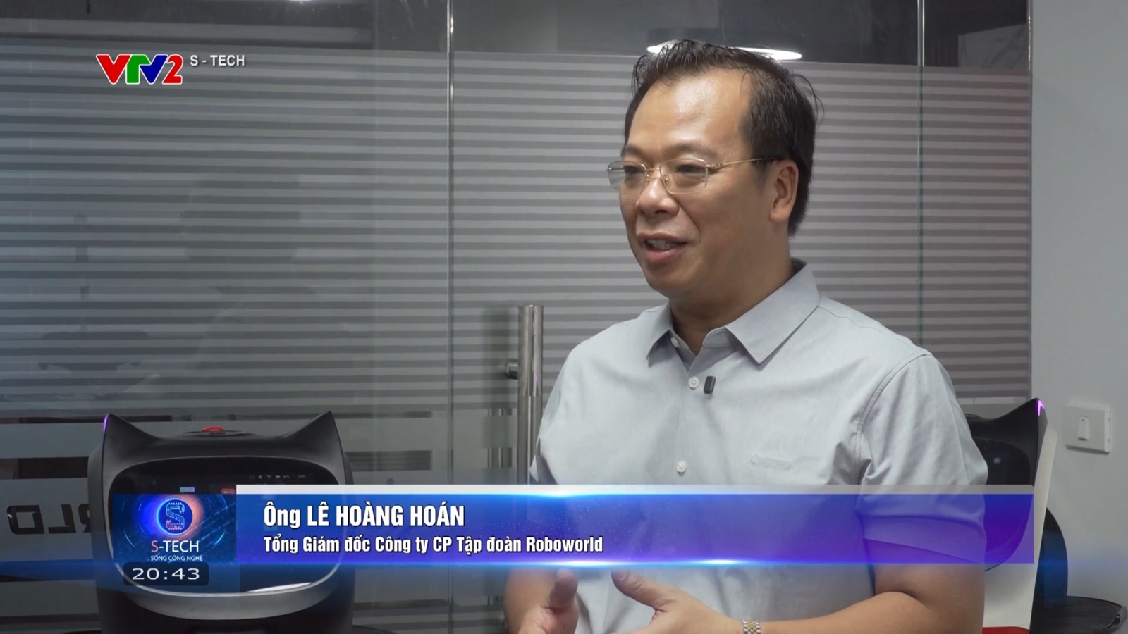 Tổng Giám đốc Roboworld Lê Hoàng Hoán trả lời phỏng vấn VTV2 chương trình S-Tech bên cạnh robot thông minh