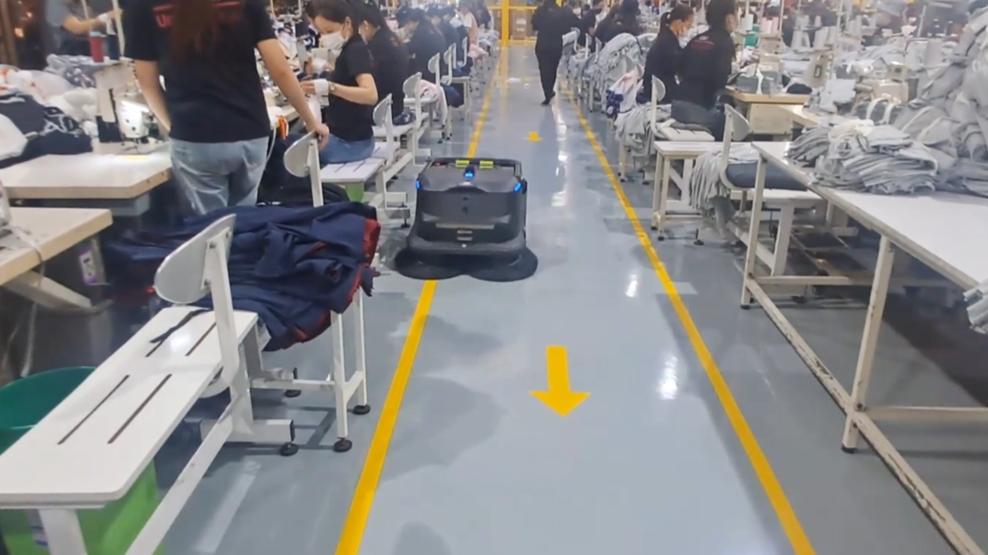 Robot dịch vụ tự hành làm việc trong nhà máy