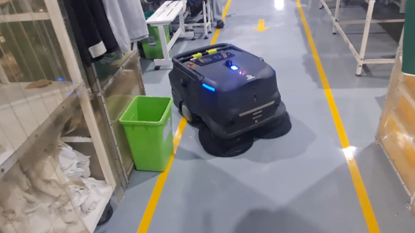 Robot lau sàn PUDU MT1 vận hành trong nhà máy
