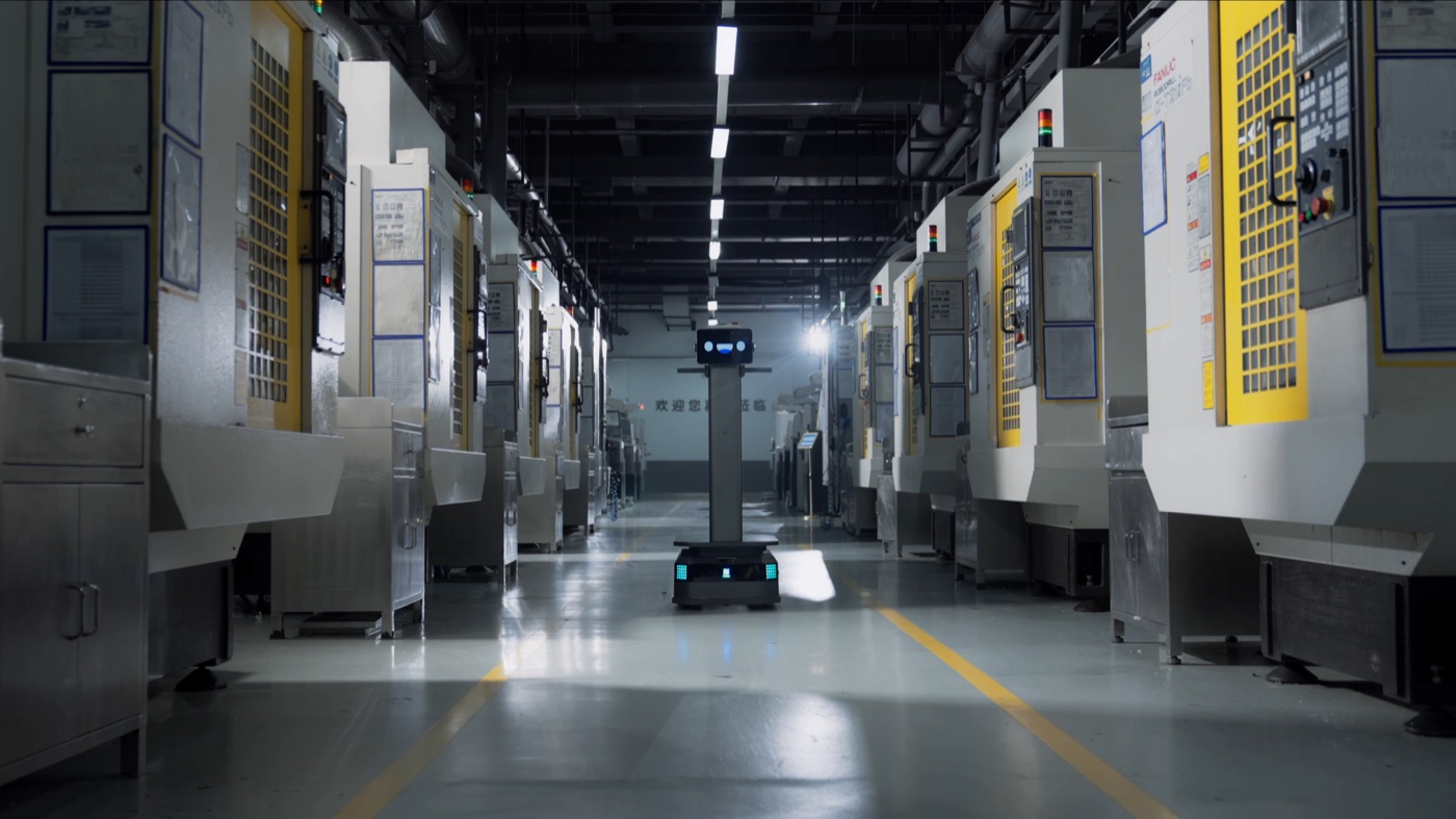 Robot vận chuyển PUDU T300 tự hành chở hàng giữa dàn máy trong nhà máy sản xuất
