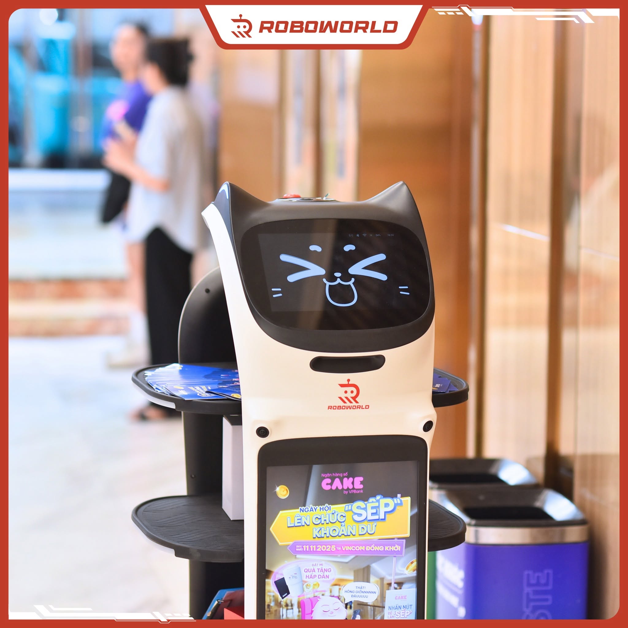 Video robot phát tờ rơi gian hàng